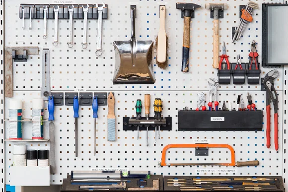 Werkzeugwand mit verschiedenen Werkzeugen